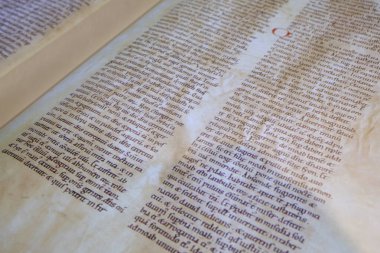 Bavyera İncil Müzesi. Dijital Gumbertus İncili. Boyu 67 'ye 45 santimetre ve ağırlığı 40 kilogram. Tam bir dgital kopya yapıldı. 12. yüzyıl. Nuremberg. Almanya.