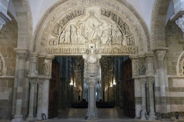 Vezelay 'li Benedictine Manastırı. Narthex 'in timpanumu yüce İsa' yı temsil ediyor. 12. yüzyıl. Vezelay. Fransa.