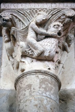 Vezelay 'li Benedictine Manastırı. Madalyalı başkentler. 12. yüzyıl. Samson aslan öldürüyor. Vezelay. Fransa.