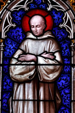 Aziz Ferreol Kilisesi. Lekeli cam pencere. Aziz Bruno. Aziz Fargeau. Fransa.