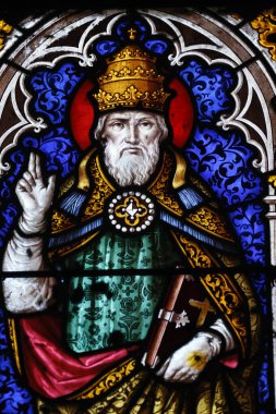 Aziz Ferreol Kilisesi. Lekeli cam pencere. Aziz Alexande. Aziz Fargeau. Fransa.