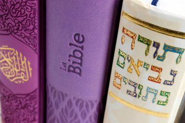 Kuran, İncil, Talmud veya Tevrat. Din kavramı. Dünyadaki en önemli dini metinler. Yahudilik, İslam ve Hristiyanlık tarafından saygı duyulan. Hıristiyanlık, İslam ve Yahudilik. İncil, Kuran ve Tevrat. Dinler arası veya dinler arası semboller. Fait