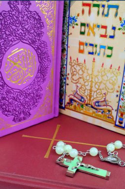 Kuran, İncil, Talmud veya Tevrat. Din kavramı. Dünyadaki en önemli dini metinler, Yahudilik, İslam ve Hristiyanlık tarafından saygı görüyor..