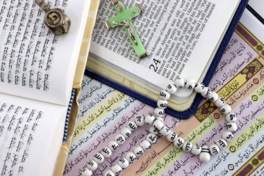 İncil, Kuran ve Tevrat dinlerin sembolleri. Dinler arası diyalog kavramı.