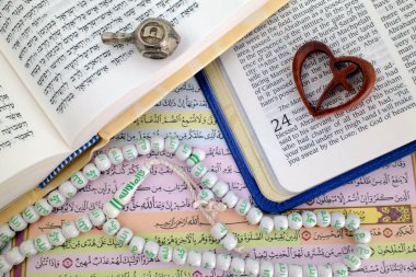 İncil, Kuran ve Tevrat. Dinlerarası diyalog kavramı. Hristiyanlık, İslam ve Musevilik, üç tek tanrılı din..