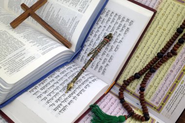 İncil, Kuran ve Tevrat. Dinlerarası diyalog kavramı. Hristiyanlık, İslam ve Musevilik, üç tek tanrılı din. Dini semboller: Hristiyan haçı, yad, tespih..