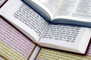 Kuran, İncil, Talmud veya Tevrat. Din kavramı. Dünyadaki en önemli dini metinler. Yahudilik, İslam ve Hristiyanlık tarafından saygı duyulan. Hıristiyanlık, İslam ve Yahudilik. İncil, Kuran ve Tevrat. Dinler arası veya dinler arası semboller. Fait