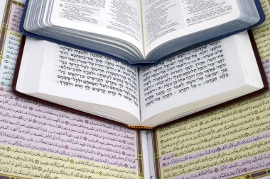 Kuran, İncil, Talmud veya Tevrat. Din kavramı. Dünyadaki en önemli dini metinler. Yahudilik, İslam ve Hristiyanlık tarafından saygı duyulan. Hıristiyanlık, İslam ve Yahudilik. İncil, Kuran ve Tevrat. Dinler arası veya dinler arası semboller. Fait