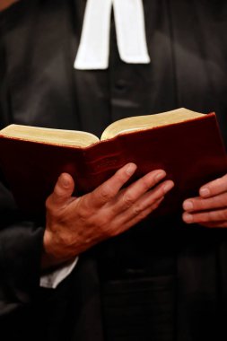 Protestan kilisesinde pazar ayini. Papaz İncil okuyor. Paris mi? Fransa.