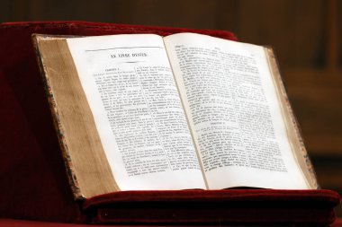 Kilisede eski bir İncil açıldı. Esther 'in kitabı. Paris mi? Fransa.