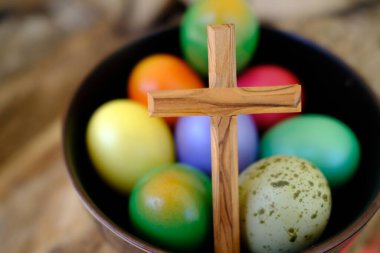 Mutlu Paskalyalar. Ahşap haçlı Paskalya yumurtası. İsa 'nın dirilişi en eski ve en Hıristiyan bayramıdır..