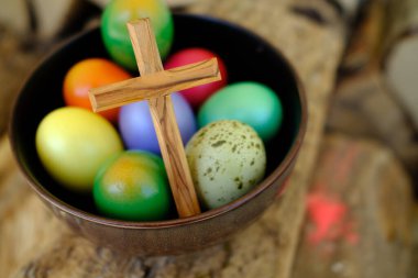 Mutlu Paskalyalar. Ahşap haçlı Paskalya yumurtası. İsa 'nın dirilişi en eski ve en Hıristiyan bayramıdır..