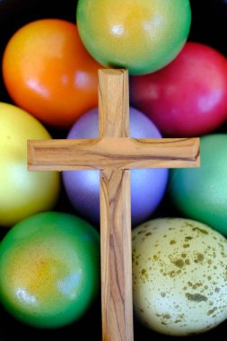 Mutlu Paskalyalar. Ahşap haçlı Paskalya yumurtası. İsa 'nın dirilişi en eski ve en Hıristiyan bayramıdır..