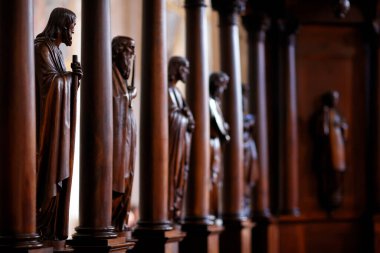 Aziz Jacques Kilisesi. İsa 'nın havarileri. Heykeller. Sallanch 'lar. Fransa.