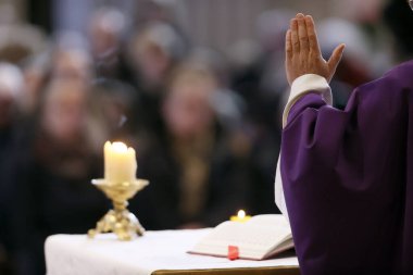 Aziz Jacques Kilisesi. Pazar ayini. Ayin kutlaması. Sallanch 'lar. Fransa.