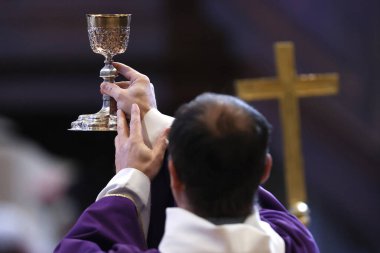 Aziz Jacques Kilisesi. Pazar ayini. Ayin kutlaması. Sallanch 'lar. Fransa.