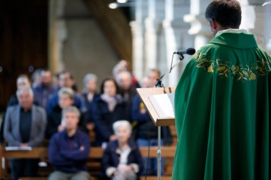 Kırsal kesimde bir papaz ayini kutluyor. Kelimenin tam anlamıyla. Aziz Sauveur. Fransa.