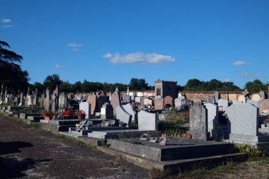 Kırsal kesimdeki toplu mezarlık. Aziz Sauveur. Fransa.