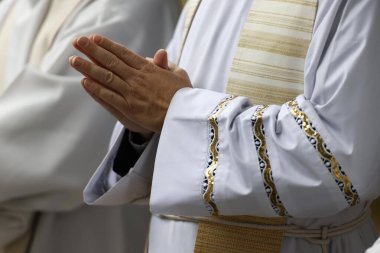 Katolik ayini. Tanrı 'nın Duası. Rahip duası. Elleri yakın çekim. La Roche sur Foron Fransa.