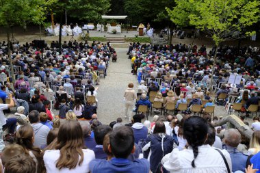 La Benite Fontaine Sığınağı. Açık hava ayinine katılan dini bir toplantı. La Roche sur Foron Fransa.