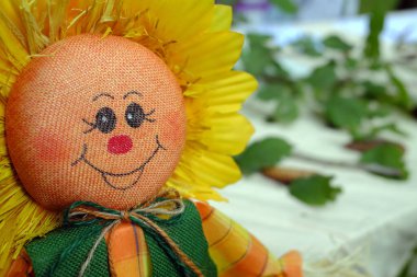 Bir ayçiçeğini temsil eden oyuncak bebek. La Roche sur Foron Fransa.