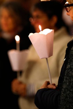 Ziyaret Bazilikası. Katolik ayini. Bir mum yakarak dua et. Annecy. Fransa.
