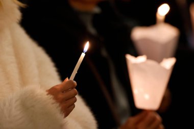 Ziyaret Bazilikası. Katolik ayini. Bir mum yakarak dua et. Annecy. Fransa.