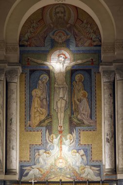 Basilique de la Ziyaret. İsa 'nın Tutkusu. Çarmıha gerilme, çarmıha gerilen İsa. Antoine Molkenboer 'dan Mozaikler. Annecy. Fransa.