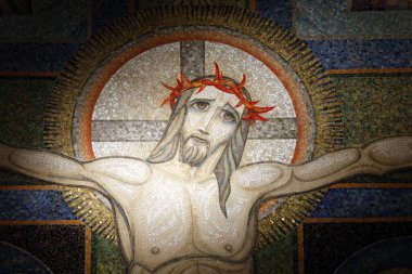 Basilique de la Ziyaret. İsa 'nın Tutkusu. Çarmıha gerilme, çarmıha gerilen İsa. Antoine Molkenboer 'dan Mozaikler. Annecy. Fransa.