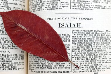 Kurumuş ağaç yaprağıyla İncil 'i aç. Isaiaa 'nın Kitabı.