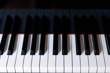 Kara Yamaha piyanosu. Klavyeyi kapat.