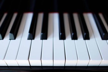 Kara Yamaha piyanosu. Klavyeyi kapat.