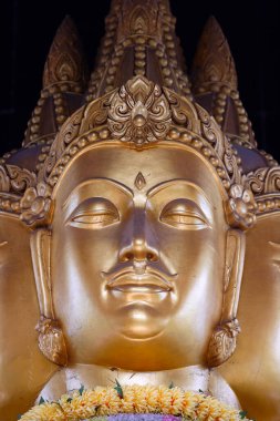 Sanggar Agung Tapınağı. Altın Buda heykeli. Surabaya. Endonezya.