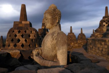 Borobudur, 9. yüzyıl Mahayana Budist Tapınağı. UNESCO Dünya Mirası. Taş Buda heykeli. Java. Endonezya.