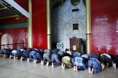 Muhammed Cheng Hoo Camii. Müslümanlar namaz kılar ve ibadet ederler. Surabaya. Endonezya.