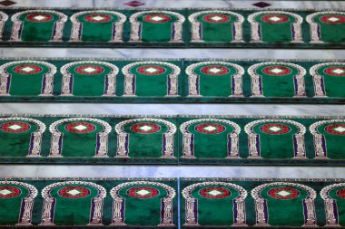 Al Akbar Surabaya Ulusal Camii. Mekke 'yi göstermek için dizayn edilmiş kemerli halılar. Surabaya. Endonezya.