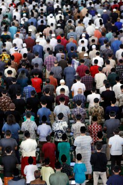 Al Akbar Surabaya Ulusal Camii. Müslüman erkekler cuma namazında birlikte namaz kılarlar. Surabaya. Endonezya.