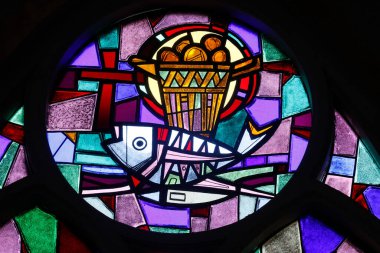 Meryem Ana 'nın Doğumu Kilisesi. Ekmek ve şiş Katolik Ayini 'ni temsil ediyor. Lekeli cam. Surabaya. Endonezya.