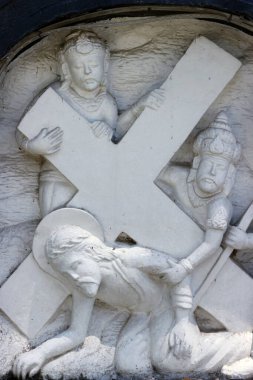 Ganjuran Kilisesi. İsa 'nın Kutsal Kalbi Kilisesi. İsa 'nın Tutkusu. Haçın yolu. İsa üçüncü kez düşüyor. Cava-Hristiyan tarzı. Yogyakarta. Java. Endonezya.