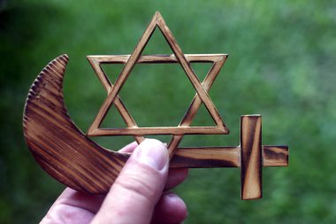 Hristiyanlık, İslam ve Musevilik: üç tek tanrılı din. Yahudi Yıldızı, Hıristiyan Haçı ve Müslüman Hilal. Dinlerarası ve dinler arası diyalog.