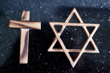 Hristiyanlık, İslam ve Musevilik: üç tek tanrılı din. Yahudi Yıldızı, Hıristiyan Haçı ve Müslüman Hilal. Dinlerarası ve dinler arası diyalog.