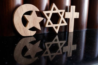 Hristiyanlık, İslam ve Musevilik: üç tek tanrılı din. Yahudi Yıldızı, Hıristiyan Haçı ve Müslüman Hilal. Dinlerarası ve dinler arası diyalog.