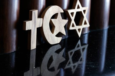 Hristiyanlık, İslam ve Musevilik: üç tek tanrılı din. Yahudi Yıldızı, Hıristiyan Haçı ve Müslüman Hilal. Dinlerarası ve dinler arası diyalog.
