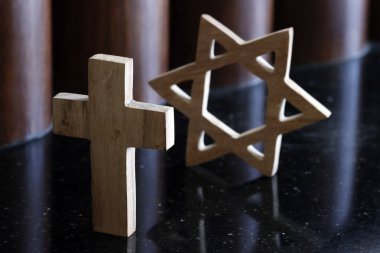 Hıristiyanlık ve Yahudilik. Yahudi Yıldızı ve Hıristiyan Haçı. Dinlerarası ve dinler arası diyalog.