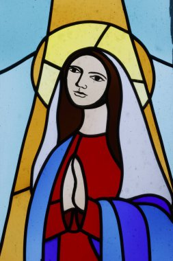 Aziz George Kilisesi. Lekeli cam pencere. Meryem Ana dua ediyor. Treviso. İtalya.