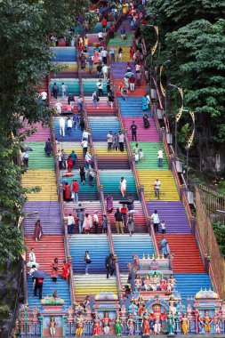 Batu Mağaraları Hindu Tapınağı 'ndaki renkli basamaklar. Hac yolculuğu. Kuala Lumpur. Malezya.