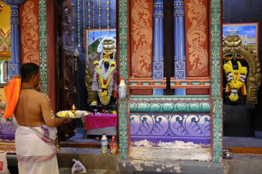 Hindu tapınağı ve Batu Mağaraları türbesi. Hindu rahip dua mı ediyor yoksa Puja mı? Kuala Lumpur. Malezya.