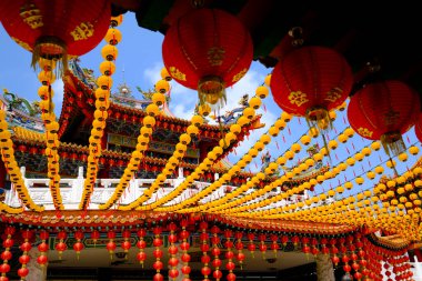 Çin Thean Hou Tapınağı 'ndaki fener süslemeleri Tanrıça Mazu ve Guan Yin' e adanmıştır. Kuala Lumpur. Malezya.