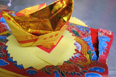 Çin Mahallesi 'ndeki Guan Di Çin Tapınağı. Künyelerde yakılan kurbanlar. Kuala Lumpur. Malezya.