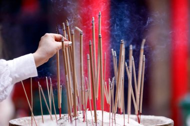 Çin Mahallesi 'ndeki Guan Di Çin Tapınağı. Tapınak tanrılarına adak ve dua. Asyalı kadın dua ediyor. Kuala Lumpur. Malezya.